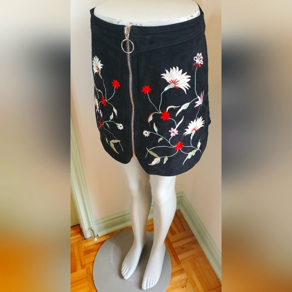 Zara Suede Embroided Flower Skirt w Zipper - Picture 2 of 6
